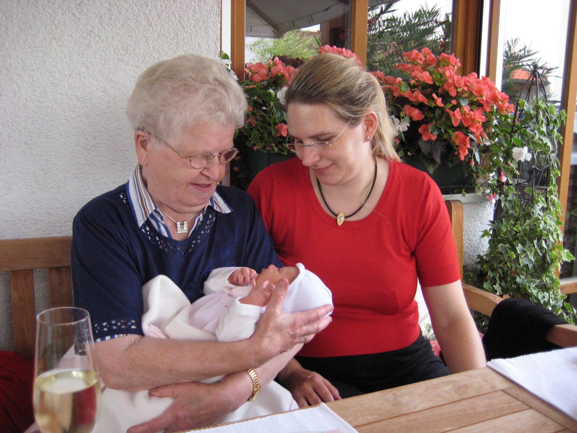 Steffi mit Oma und Marie