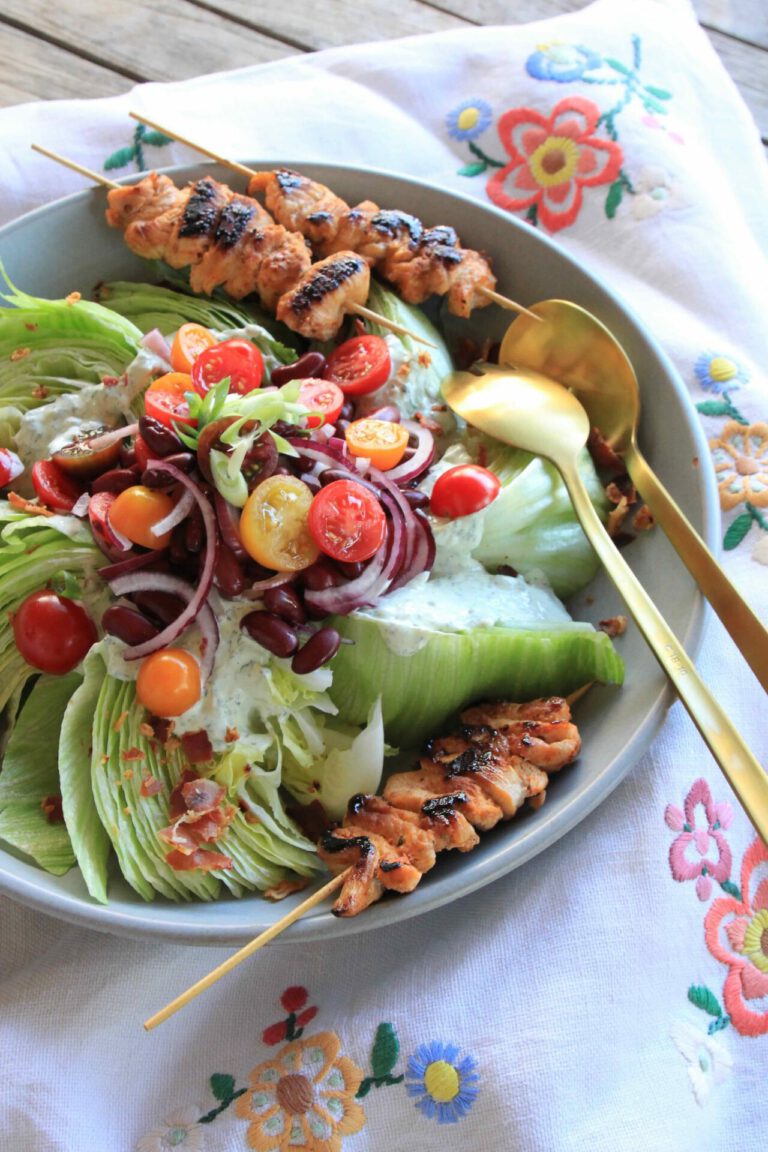 Einfachguad Sommergericht Eisbergsalat mit Dressing und Putenspiessen