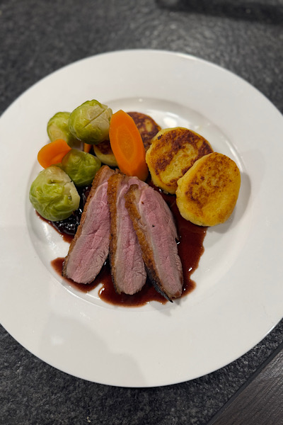 Gebratene Entenbrust mit Rotweinsoße, Kartoffeltaler, Rosenkohl