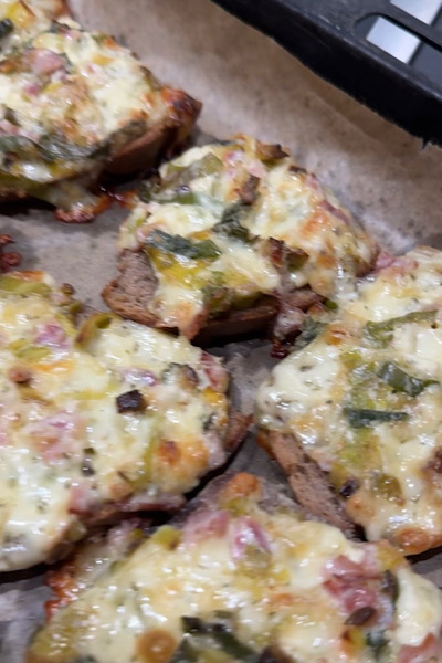 Überbackene Brote mit Lauch und Raclettekäse