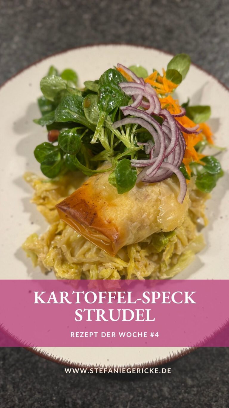 Kartoffel-Speck-Strudel mit Rahmwirsing und Feldsalat