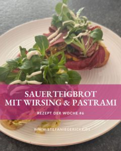 Sauerteigbrot mit gebratenem Wirsing und Pastrami