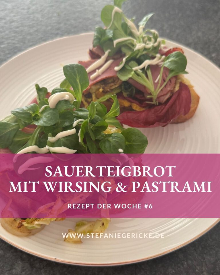 Sauerteigbrot mit gebratenem Wirsing und Pastrami