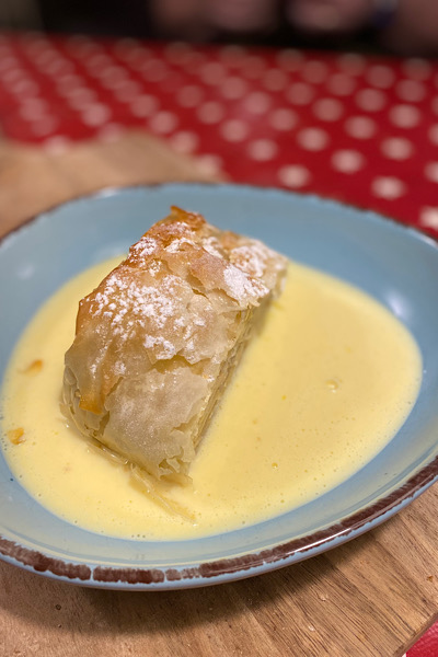 Apfelstrudel mit Vanillesosse