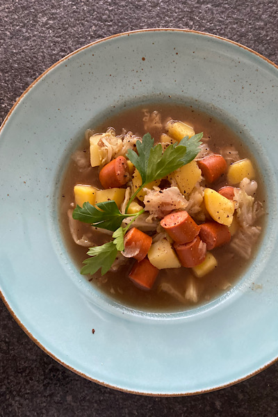 Eintopf mit Wirsing und Debrecziner