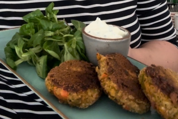 Gemueselaiberl mit Feldsalat und Dip