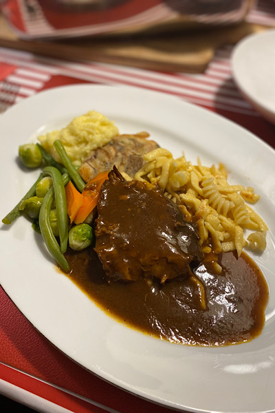 Rinderbraten mit Nudeln und Gemuese