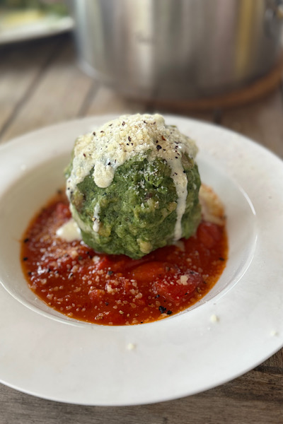 Spinatknoedel mit Tomatensauce