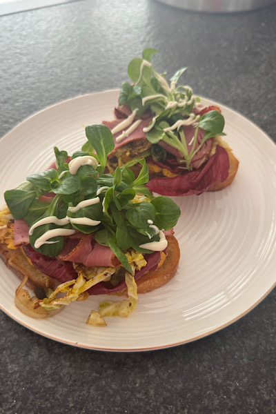 Wochenrezept Sauerteigbrot mit Wirsing und Pastrami
